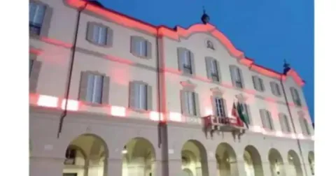 Il municipio di Broni illuminato di rosso per la giornata dell'AVIS